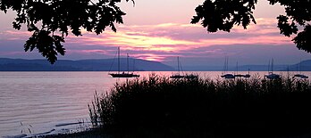 Crépuscule sur le lac de Constance près de Uhldingen (Allemagne). (définition réelle 2 592 × 1 158*)