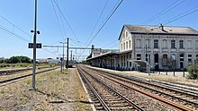 intérieur de la gare, bâtiment voyageurs, voies et quais