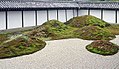 باغ توفوکو-جی (۱۹۴۰). پنج تپه نماد پنج معبد بزرگ کیوتو است.