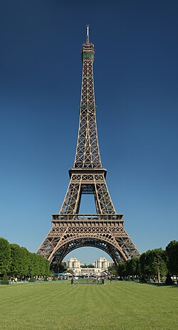 마르스 광장에서 바라본 에펠 탑.