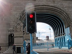Portes fermées et feu rouge allumé pour arrêter les conducteurs de véhicules routiers quand le pont est fermé à la circulation.