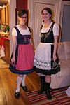 To jenter i tradisjonell tysk dirndl. Foto: 2006