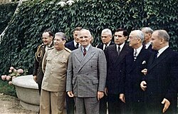 Fotografi av Josef Stalin og Harry S. Truman 18. juli. 1945 under Potsdamkonferansen der utvisning av etniske tyskere på en «ordnet og human måte» ble godkjent av de allierte. På bildet er også Andrej Gromyko (til høyre for Truman), James F. Byrnes, Vjatsjeslav Molotov (ytterst til høyre) og general Harry H. Vaughan (i uniform).