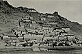 Reste des Tsechen Dzong oberhalb des sich unten am Berg befindlichen Ortes Tsechen, 1905