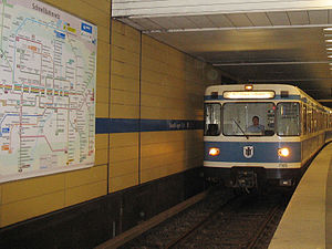 U6-juna saapumassa Sendlinger Torin asemalle