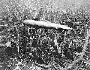 הצפלין "לוס אנג'לס" חולף מעל מנהטן, 1930.