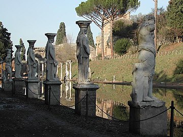 Statue di cariatidi presso il Canopo