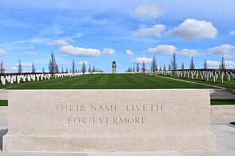 L'entrée du cimetière avec ,en arrière plan, la tour du mémorial australien.