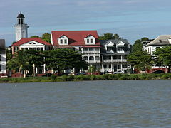 břeh řeky v Paramaribu