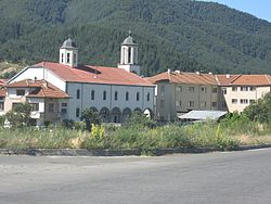 Църквата с едноименното училище зад нея