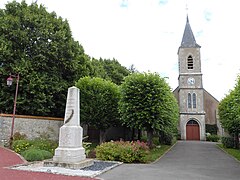Église Saint-Pierre et monument aux morts.