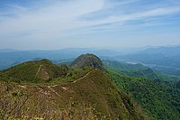 一番岳から見た下岳方面と会津田島の集落