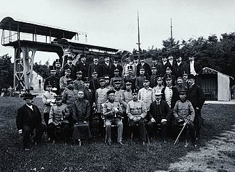 1910年，大清禁衛軍首領訪問奧匈帝國。前排左二是哈漢章，左三是李經邁，左四是載濤，右一是良弼；二排左四是田獻章，左六是程經邦；三排左三是唐寶潮，左六是劉恩源