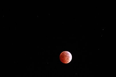美國聖塔克拉拉縣觀測的月全食，時間為10:39 UTC