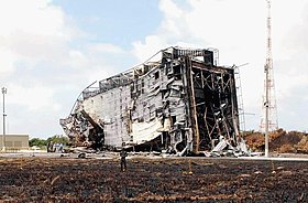 Débris de la tour d'assemblage et du lanceur à la suite de l'explosion.