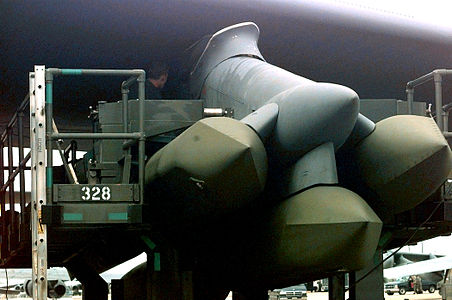 Missiles de croisière AGM-129 ACM sur un des pylônes d'ancrage d'un B-52 en 1997.