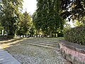 Ehemaliger Friedhof, heute städtische Grünanlage mit Mauereinfassung und vier darin eingelassenen Inschriften- bzw. Datierungssteinen sowie Leichenhalle (Einzeldenkmale der Sachgesamtheit 09306737)