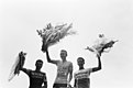 De gauche à droite : Raymond Poulidor, Jacques Anquetil et Federico Bahamontes sur le podium du Tour de France 1964.