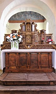 Maître-autel avec un retable en noyer du XVIIIe siècle.