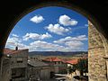 Vista con los Montes Obarenes al fondo desde el acceso a la iglesia de San Andrés