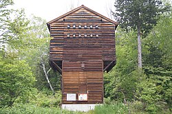 日本のバットハウスの例（乗鞍高原・長野県乗鞍自然保護センター隣）。クビワコウモリの集団繁殖のための2階建ての小屋[9]。