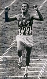 Billy Mills korsar mållinjen vid OS 1964.