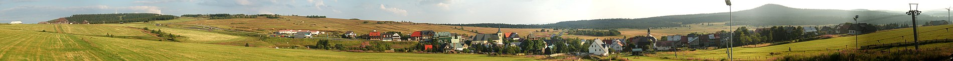 Pohled na hraniční přechod, Klínovec a Boží Dar s Božídarským Špičákem