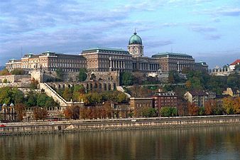 Utsikt över Donaufloden mot Budai Vár, Budaslottet, även kallat Kungliga palatset, från Vigadó tér.