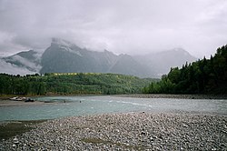Река Балкли впадает в реку Скина недалеко от Хазелтона, Британская Колумбия.
