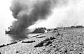 Vas de debarcare distrus în timpul Operațiunii Jubilee și soldați canadieni morți pe plajă