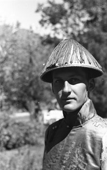 A young Englishman, member of the Secret Intelligence Service, in Yatung, Tibet, photographed by Ernst Schafer in 1939 Bundesarchiv Bild 135-S-06-07-32, Tibetexpedition, Junger Englander.jpg