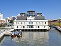 Antiga capitania do Porto de Aveiro, na extremidade poente da avenida. É também visível um moliceiro, no Canal do Cojo.