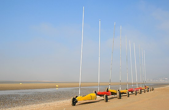 Des chars à voile sur la plage de Cabourg.