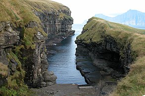 东岛北部杰格夫（英语：Gjógv）村峡谷内的船坞