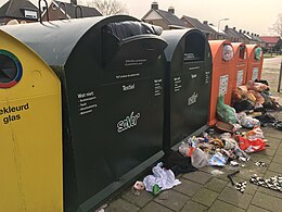 Groene containers waar mensen textielafval in kunnen deponeren