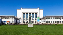 Deutsches Hygienemuseum, mit Plastik Ballwerfer von Richard Daniel Fabricius-9716.jpg