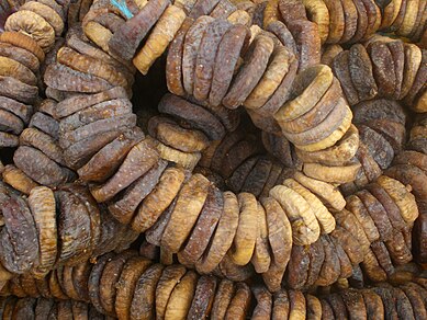 Des « colliers » de figues sèches en Tunisie.