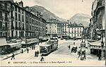 Un tramway et sa remorque arrivant à son terminus place Grenette.