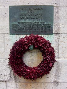 Memorial plaque for resistance members and wreath at the Bendlerblock, Berlin Gedenkkranz im Bendler-Block.jpg