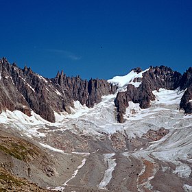 Le glacier des Courtes descendant de l'aiguille de Triolet vus depuis le refuge du Couvercle à l'ouest.