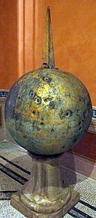 Считается, что бронзовый глобус содержит прах Святого Петра или Юлия Цезаря (Капитолийские музеи)