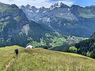 Aufstieg von der Alp Golitschen zum Golitschepass, in der Tiefe ist ein Teil von Kandersteg zu sehen