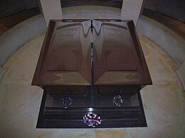 Red granite sarcophagi of Ulysses and Julia Grant Grants tomb 2007.JPG