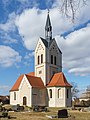 Kirche (mit Ausstattung), Erbbegräbnis mit drei Grabmalen der Familie von Hohenthal, Denkmal für die Gefallenen des Ersten Weltkrieges und eine Mahn- und Gedenkstätte (Einzeldenkmale zu ID-Nr. 09300305)