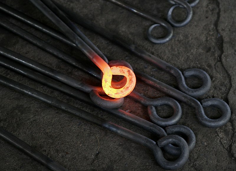 800px-Hot_metalwork.jpg