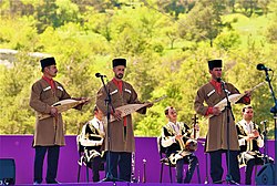 "Cahan" avar folklor qrupu Xarıbülbül Musiqi Festivalında damburda "Dun quri yo" mahnısını ifa edir