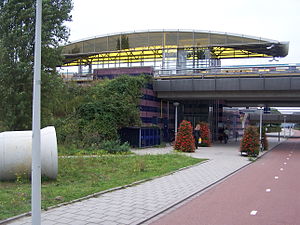 Isolatorweg metro station's island platform