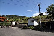 駅入口。待合室は残存しているが、駅構内は立入禁止であった。