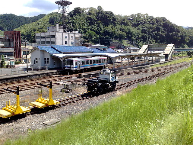 640px-JR_West_Iwami-Kawamoto_Station_enclosure.jpg