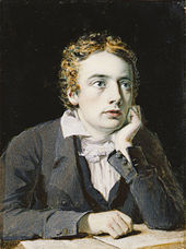 Miniatur von Keats in den Zwanzigern. Ein bleicher, junger Mann mit blauen Augen, dessen Kinn auf die linke Hand gestützt ist. Vor ihm liegt ein offenes Buch auf einem Tisch. Er hat goldbraunes kurz gelocktes Haar, das in der Mitte gescheitelt ist, und trägt eine graue Jacke über einer Weste und einem Hemd